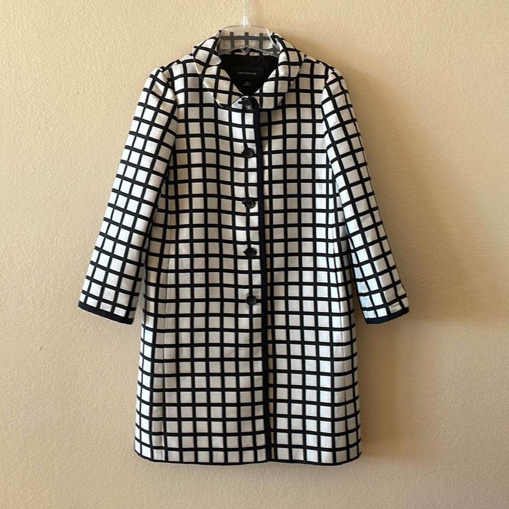 Ann Taylor jacket/blazer. Size XS. Button front. Fully lined.